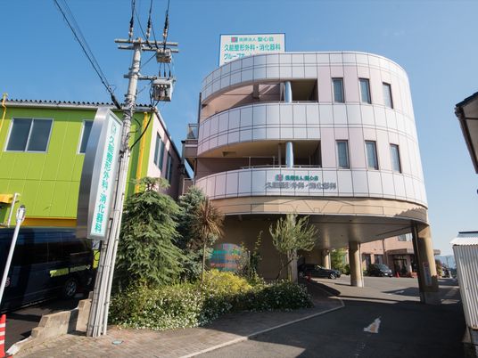 明るく広々とした施設外観