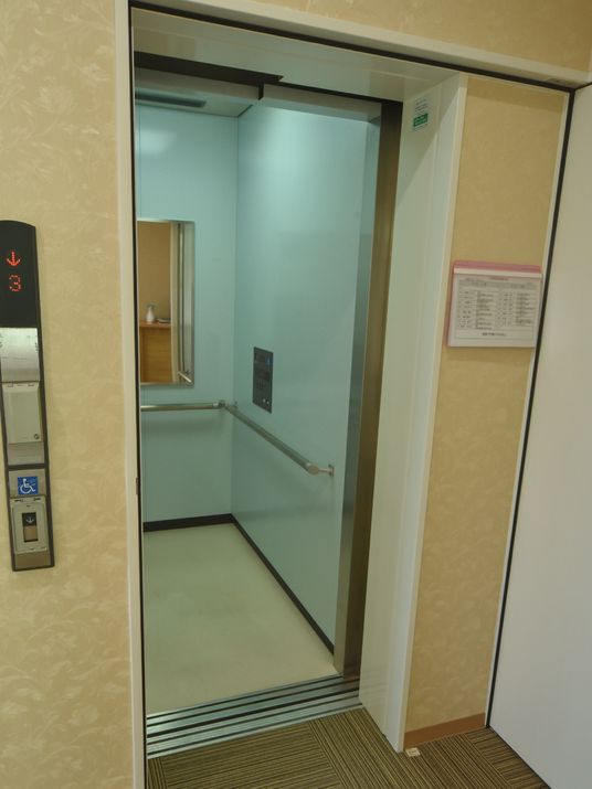 広々としたエレベーター