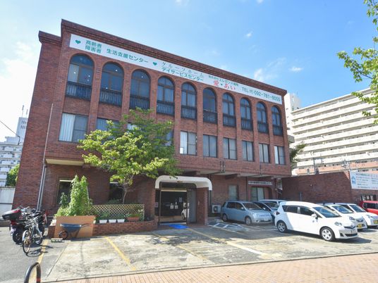 レンガ調の建物外観