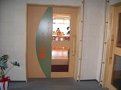 幅広い出入口の廊下