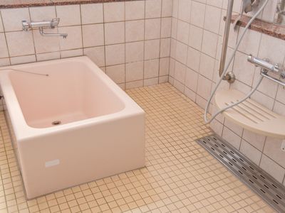 バリアフリー設計の浴室
