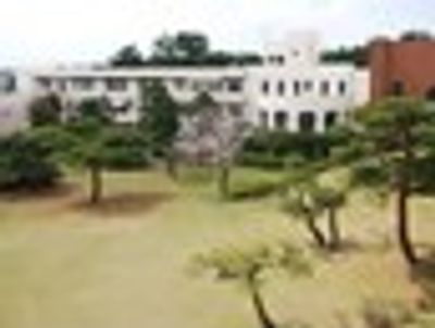 広い庭と施設外観