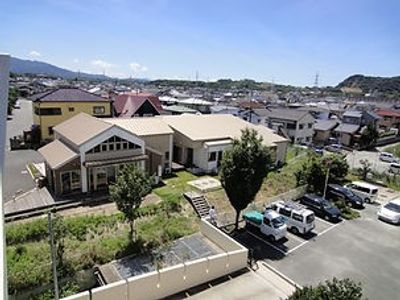開放的な庭の外観