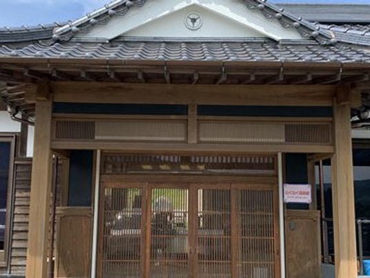 木造のエントランス