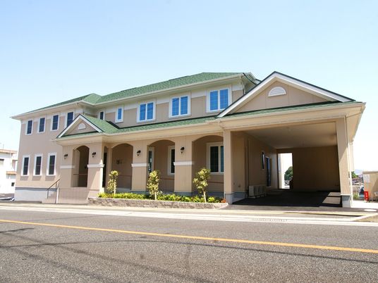 緑の屋根の建物外観  