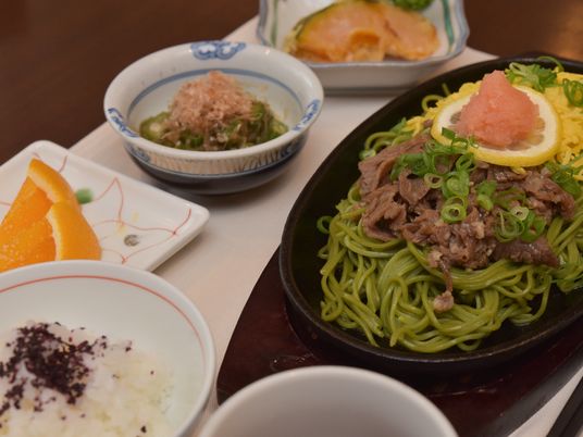 彩り豊かな食事の様子