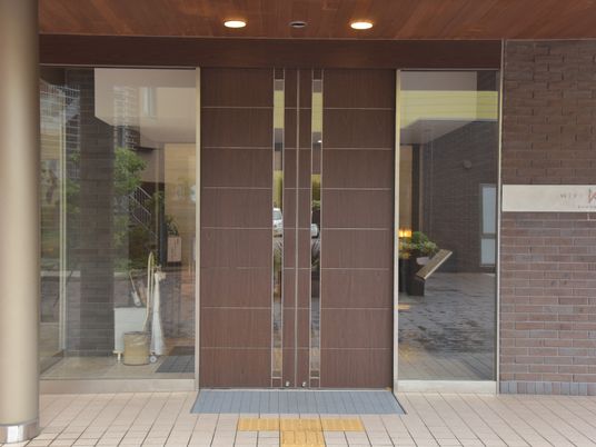 入口の自動ドア