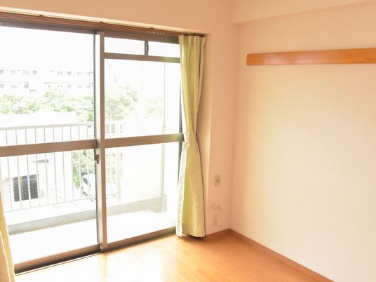 明るい個室の窓辺