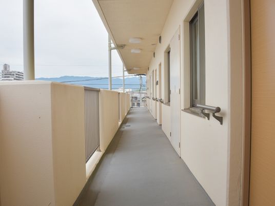明るい廊下居室側面