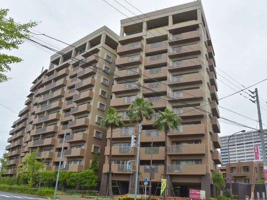 高層の建物外観