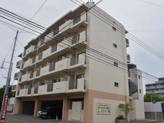 多階層の建物外観
