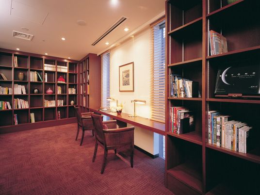 落ち着いた雰囲気の図書室