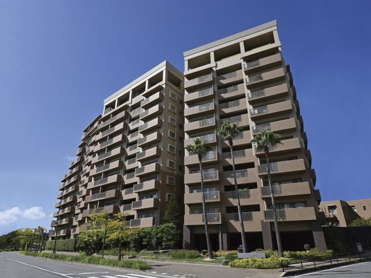 高層のモダンな建物外観
