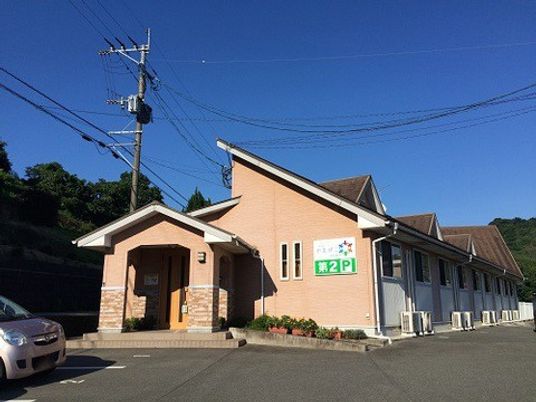 ピンクの壁の建物外観