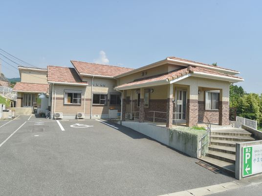 日差しが降り注ぐ施設外観