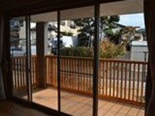 明るい室内からの中庭