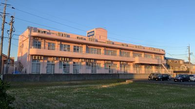 広い施設の外観