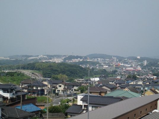 周囲の住宅街を望む庭