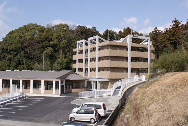 木々に囲まれた建物外観