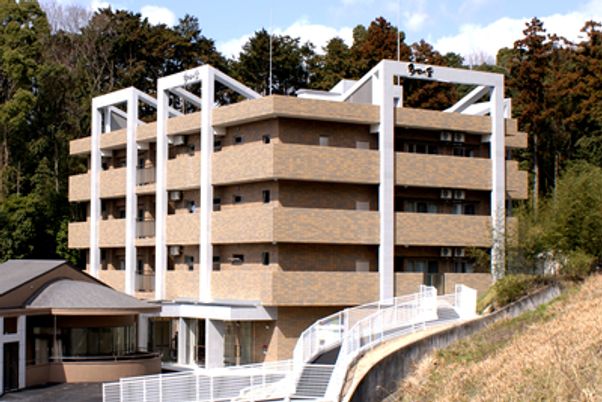 緑に囲まれた建物外観  