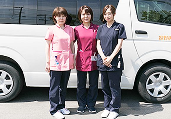 職員と車両