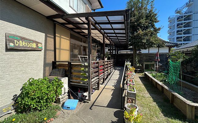 花壇がある建物外観