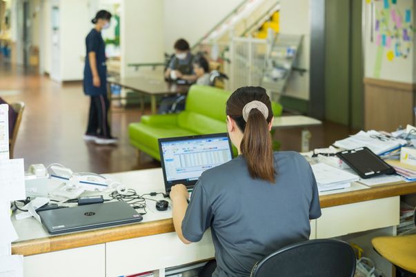 スタッフの様子が見える内観