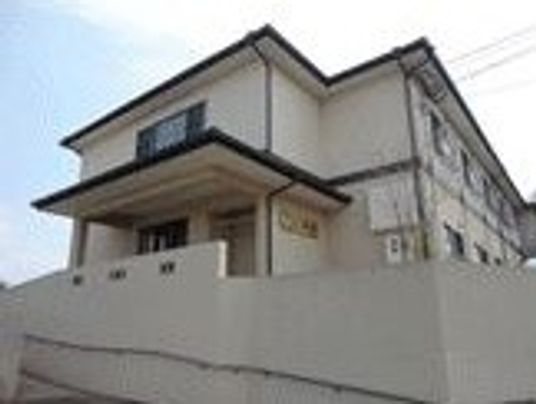 白壁の建物外観