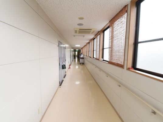  明るく広々とした廊下  