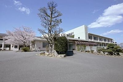 静かな敷地の外観