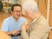会話を楽しむ様子の室内