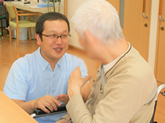 会話を楽しむ様子の室内