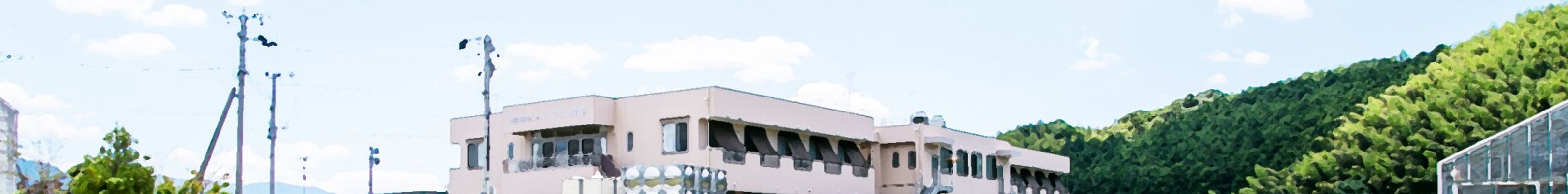 緑に囲まれた建物外観