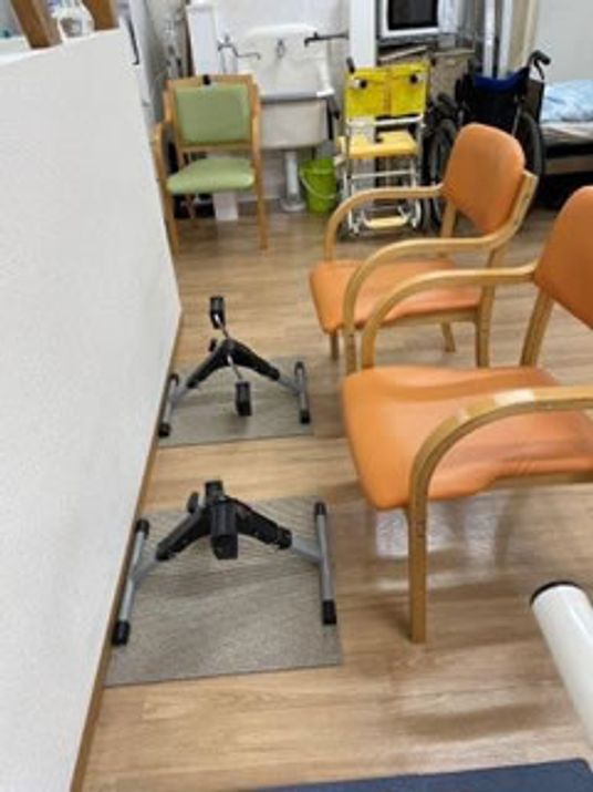 リハビリ用器具と椅子の室内