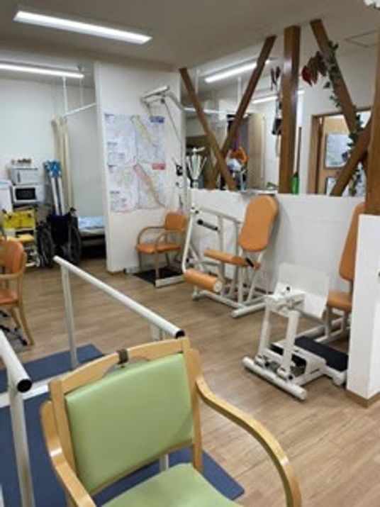リハビリ器具が並ぶ部屋