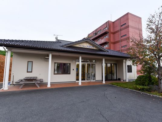 広々とした建物のエントランス