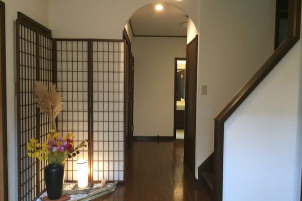 落ち着いた雰囲気の廊下