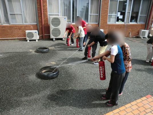 消火訓練をする人々