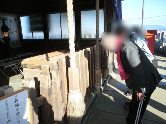 神社の鳥居と参拝者