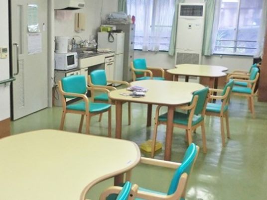 椅子とテーブルのある部屋