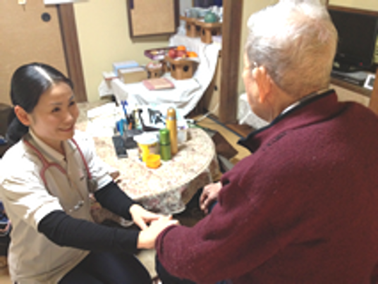 スタッフと対話する室内