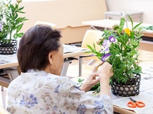 花を手入れする女性
