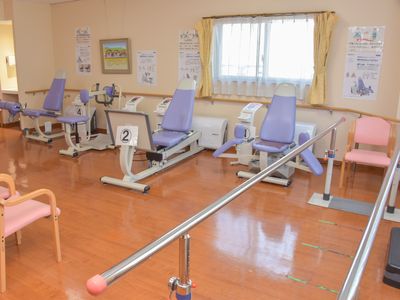 機能訓練の機器が揃う部屋