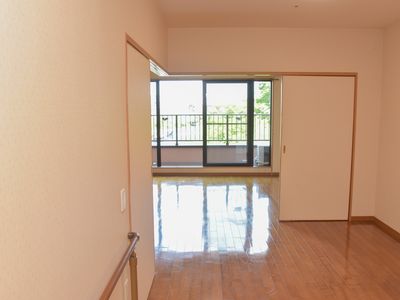 広々とした洋室空間