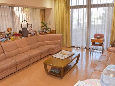 明るい居室の様子
