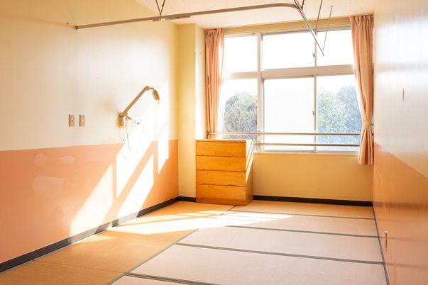 光が差し込む居室