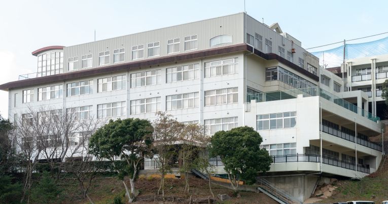 緑に囲まれた建物外観