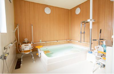 手すり付き清潔な浴室