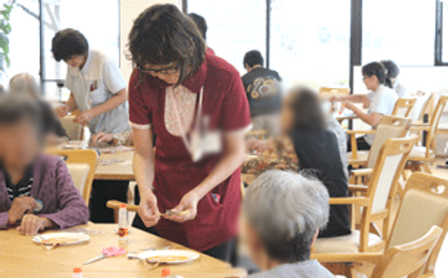 明るい食事スペース