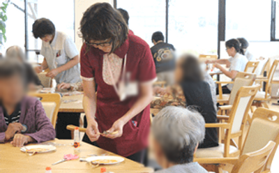 明るい食事スペース